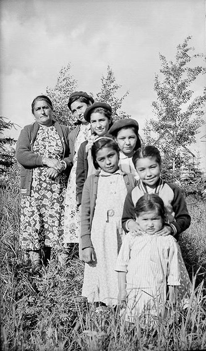 Mère et filles de la nation Cri, Manitoba, 1942